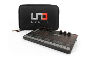 242239 IK Multimedia UNO Synth + Case - Perspektive