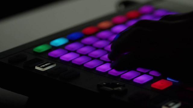 OddKidOut performs on MASCHINE JAM | Native Instruments